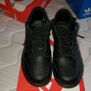 Black Nike dunks